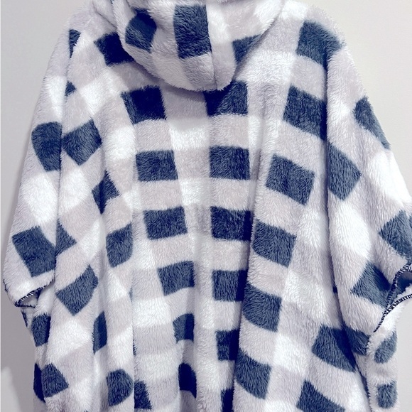 Steve Madden Sherpa Hooded Open Front Poncho Plaid One Size - Picture 6 of 7